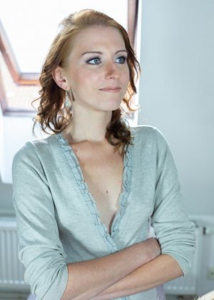 Натуральная рыжая Ханка снимает розовые стринги, чтобы полностью раздеться 44195966