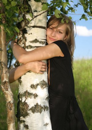 Возбужденная блондинка позирует красиво Фото #1