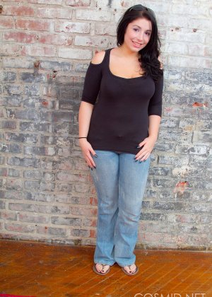 Красивая горячая пухлая Kelli раздевается на улице Фото #2