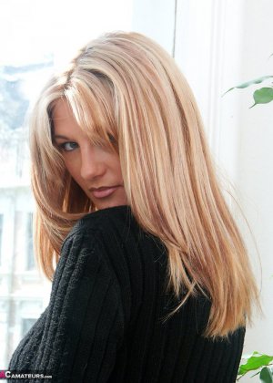 Эротичная милфа Ванесса исполняет знойный стриптиз, чтобы показать свои красивые большие сиськи