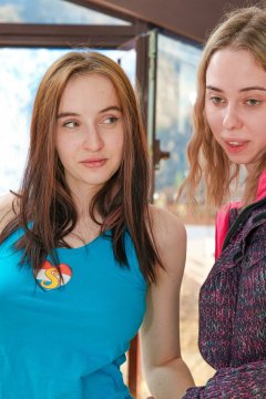 Элис Флор и Эрика Мори в фильме 