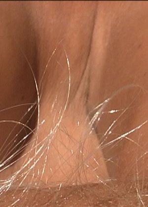 Обнаженная модель Леа резвится в океане во время сольной съемки на нудистском пляже