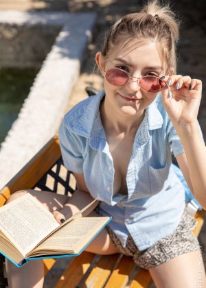 Ева ослепляет нас своей фигурой позируя на прогулке в Новосибирском парке Фото 1