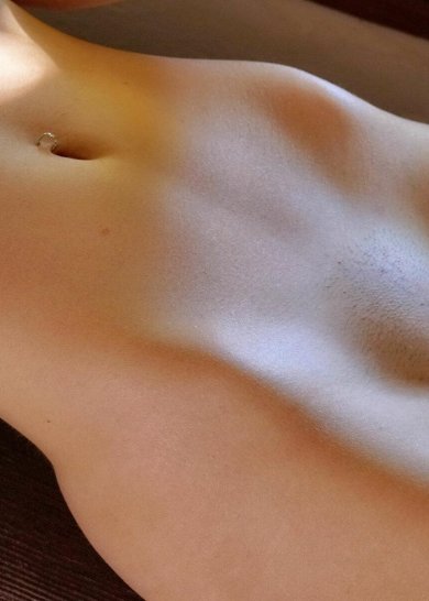 Манящая брюнетка не спеша демонстрирует свою потрясающую фигуру Фото 14