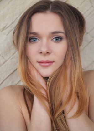 Обнаженная красотка Кэти А, украшенная бисером, показывает свою идеально лысую киску