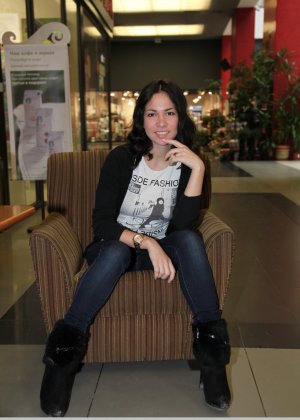 Горячая брюнетка Fox A снимает бикини Фото #3