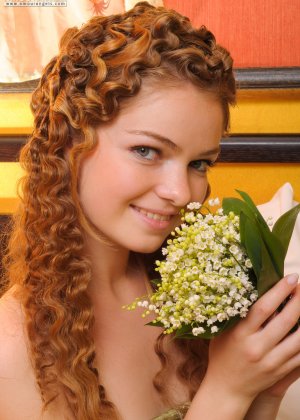 Милая подросток красоты позирует Фото #2