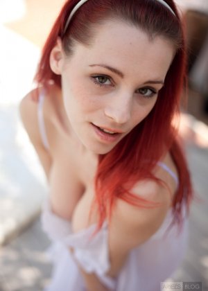 Рыжая красавица позирует Фото #3