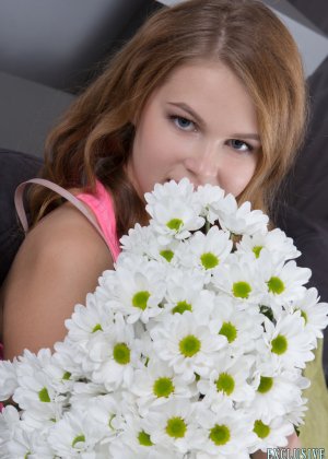 Детка в розовом мастурбирует Фото #2