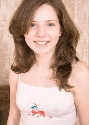 Милашка Гаечка снимает свои шорты и щиплет свои крошечные подростковые соски крупным планом