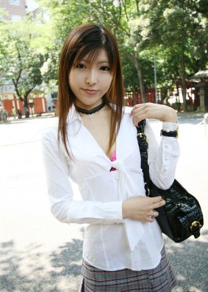 Японская молоденькая Мийо сверкает своими сиськами и трусиками в сольном действии