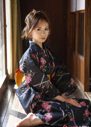 Японская модель Сюри Майхама снимает трусики под юбкой в кимоно