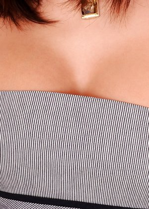 длинноногая модель раздевается и показывает больших сисек Фото #2