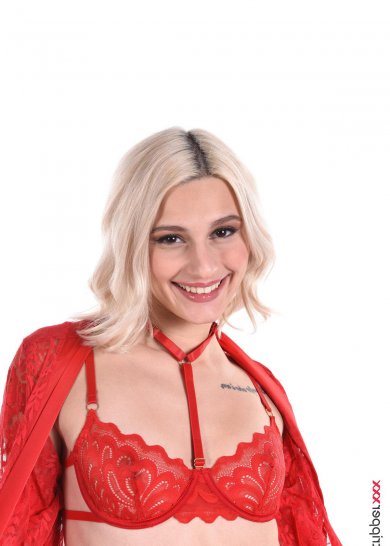 Супермодель раздевается и ублажает свою тугую киску Фото 3