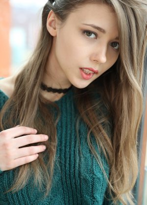 Красивая девушка перед тем как раздвинуть пизду Фото #2