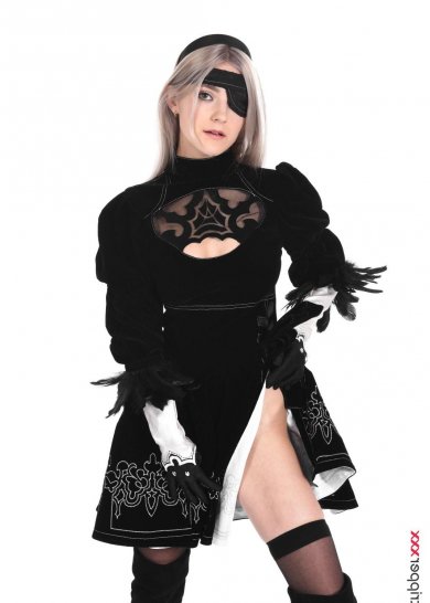 Удивительная кукла снимает костюм пиратесы и позирует с мечом Фото 1