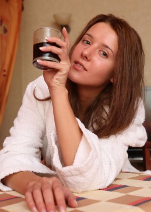 Стройная 18 летняя брюнетка красиво демонстрирует свою бритую пизду Фото #17