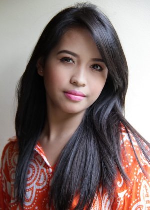 Сексуальная азиатская любительница с крошечными сиськами показывает тугую киску с раздвинутыми ногами