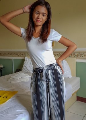 Молодая азиатка Лика получает сперму на лицо после траха в черных чулках