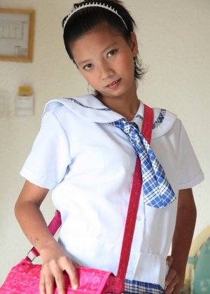 Азиатская любительница Джейд Хсу сосет вибратор после того, как он вошел в ее влагалище