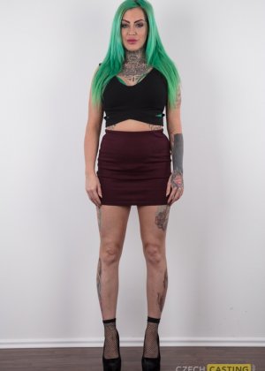 Татуированная девушка с зелеными волосами Фото #2