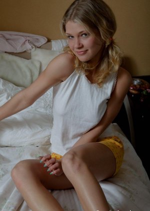 Блондинка девушка мастурбирует Фото #4
