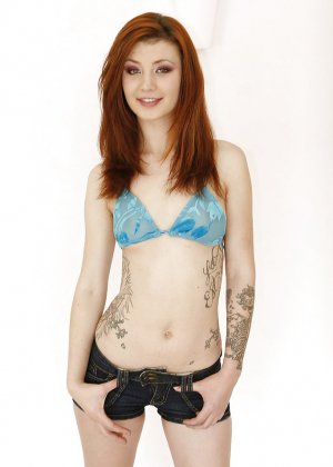 Татуированная молодая няня Хенли Харт принимает жесткий трах от массивного члена