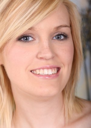 Коротко стриженная блондинка шлюха Аманда Брайант показывает свои крошечные сиськи