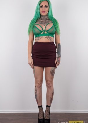 Татуированная девушка с зелеными волосами Фото #3