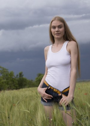 Бледные маленькие сиськи блондинка позирует Фото #3