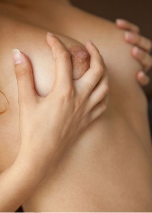 Брюнетка Луиза Б ласкает свою большую грудь Фото #15