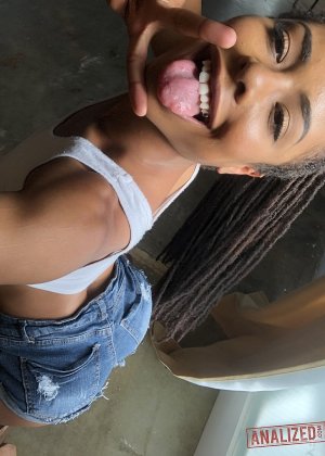 Чернокожая Кира Нуар дразнит своей маленькой жопой Фото #2