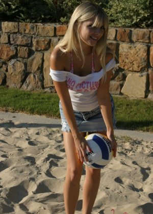 Большие сиськастые красотки позируют на пляже в джинсах и бикини