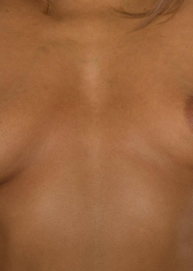 Загорелая красотка показывает нам свою аппетитную киску Фото 19