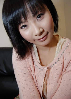 Азиатская красотка Минори Нагакава раздевается и обнажает свою волосатую пизду